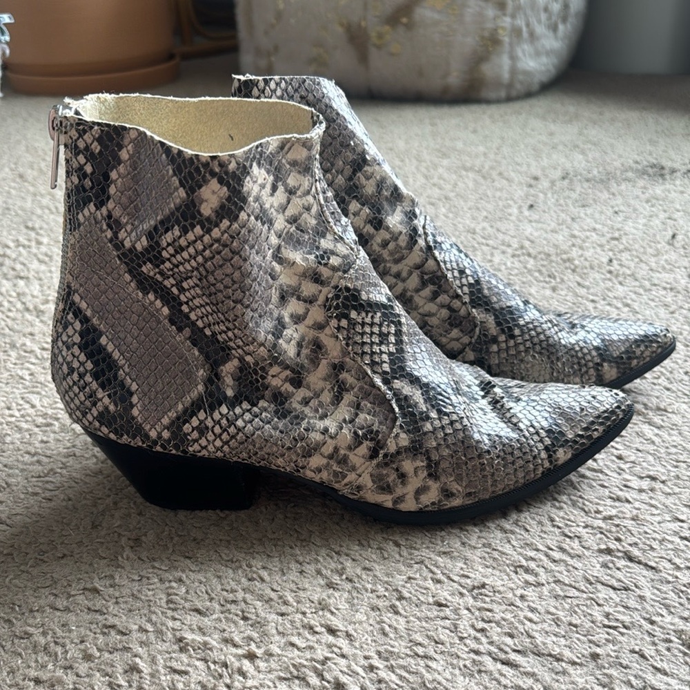 Steve Madden Cafe Pointed Leather Snakeskin Ankle Boots - size 9